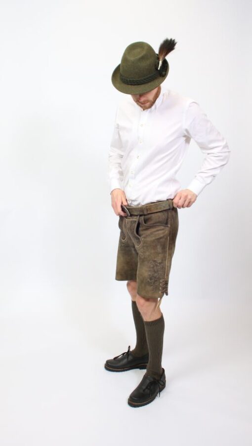 Lederhose kurz mit Gürtel